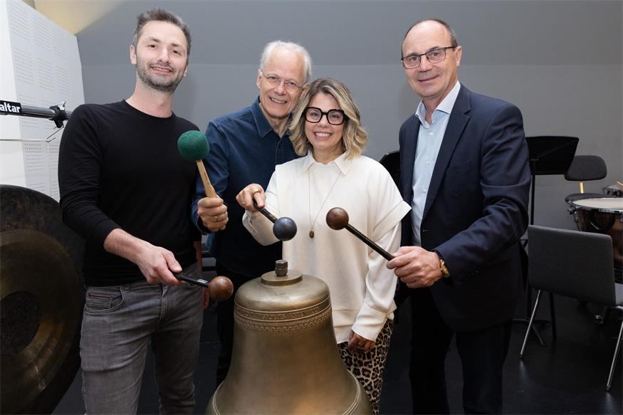 Proben für das Konzert: Schlagwerker Lev Konovalov, Dirigent Ola Rudner, Kultur-Burgenland-Geschäftsführerin Claudia Priber, Haydn-Privathochschule-Geschäftsführer Franz Steindl (v.l.).