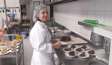 Probeweise im Berufsleben. Bodaka Rama durfte in einer Küche mithelfen.