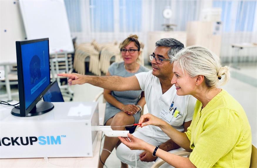 Prof. Dr. Kazem Nouri, Leiter des Instituts Kinderwunsch Burgenland, beim Simulationstraining für die Eizellenentnahme. 