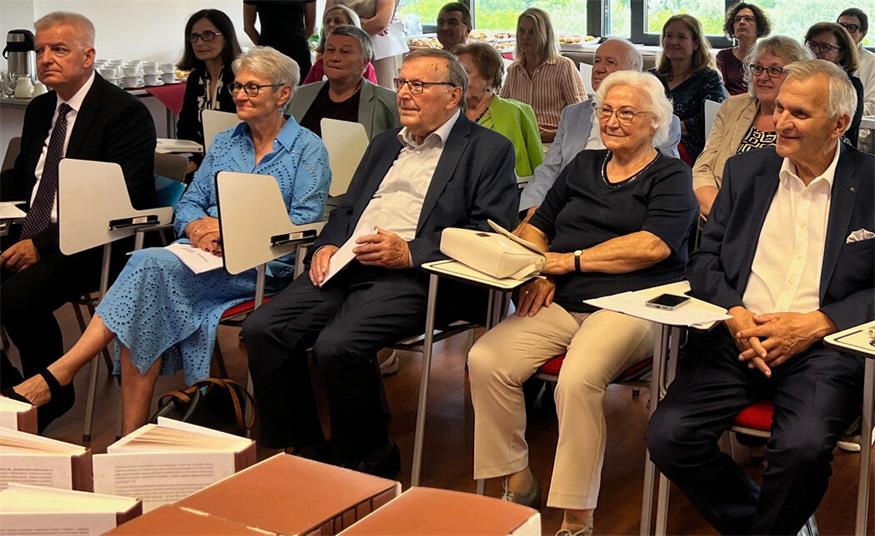 Prof. Robert Bacalja aus Kroatien, Projektleiterin Edith Mühlgaszner, Prof. Ivo Szucsich (mit Gattin) und hkdc-Vorsitzender Martin Ivancsics sind stolz auf ihr „Jahrhundert-Projekt“ (v.l.).