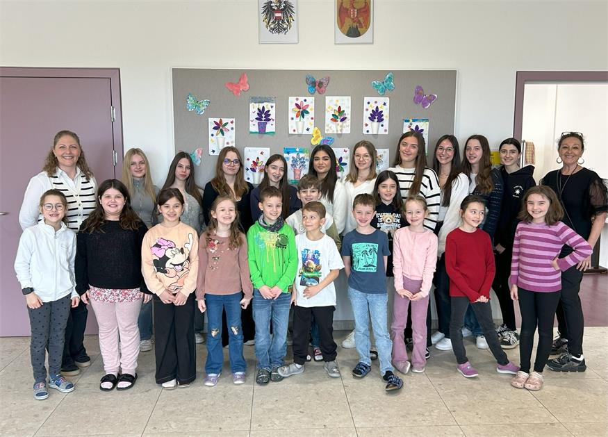Professorin Judith Friedl von der HAK/HAS Oberpullendorf organisierte das Projekt für die Schülerinnen und Schüler der beiden Schulen heuer gemeinsam mit Klassenlehrerin Doris Westhoff und Direktorin Elisabeth Seifried (nicht am Bild) von der Volksschule Oberpullendorf.
