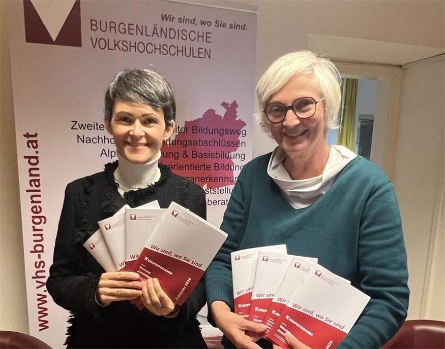 Programm-Präsentation. Margit Poandl und VHS-Burgenland-Geschäftsführerin Ursula Foki (v.l.).