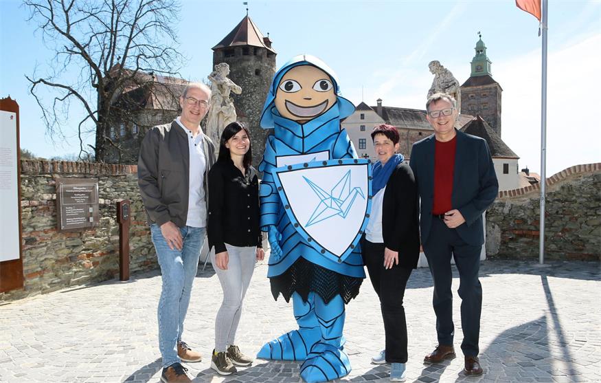 Programm-Präsentation. Standortleiter Norbert Darabos (r.), Eventmanager Werner Glösl (l.) und ihr Team laden auf die Friedensburg Schlaining.