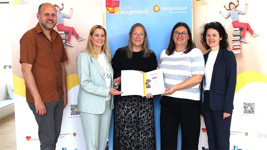 Projektkoordinator Daniel Karacsonyi, Bildungslandesrätin Daniela Winkler (v.l.) und Christine Schlaffer, Schulqualitätsmanagerin für Oberpullendorf (r.), bei der Übergabe des Lesegütesiegels an Schulleiterin Andrea Tauber und Pädagogin Christa Böhm-Szupper von der VolksschuleSieggraben. 