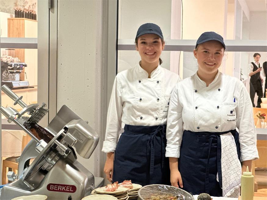 Projektunterricht einmal anders: Mit dem Erlös eines Pop-Up Heurigen in der Schule helfen Schüllerinnen und Schüler einer Familie im Seewinkel.
