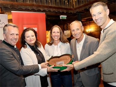 Prominente Runde in der Ramsau (v.l.): Michael Feiertag vom Steiermark Tourismus und die steirische Landesrätin Claudia Holzer mit dem Veranstalter-Trio Michaela Stadler, Anton Schutti und Christoph Stadler.