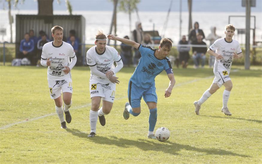 Punkteteilung! Dominik Janisch und Lukas Haider (v.l.) vom USC Wallern holten ein 1:1 in Podersdorf (r. Elias Kolarik).