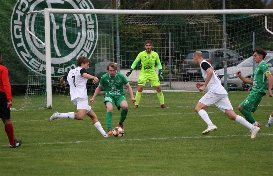 Punktgenau. Der Toptorjäger der St. Georgener, Oliver Mancs (l.), beim 3:0-Treffer gegen Schützen.