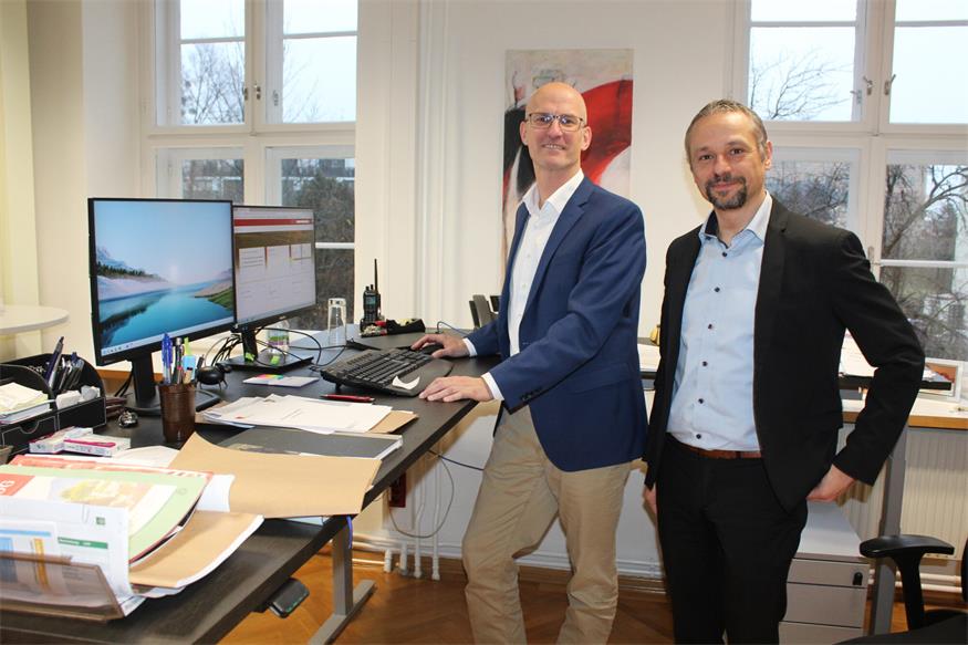 „Qualitätssprung mit dem ELAK“. Landesamtsdirektor Ronald Reiter und Digitalisierungsbeauftragter Nicolas Knotzer (v.l.).