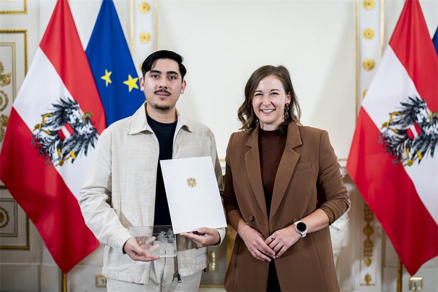 Rafael Genave wurde von Bundesministerin für Europa, Integration und Familie, Claudia Bauer, im Bundeskanzleramt zum Zivildiener des Jahres von Burgenland ausgezeichnet.  