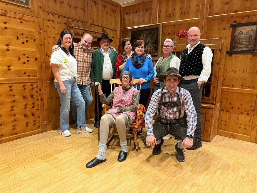 Raidinger Theaterpartie. Inge Drescher, Hans-Jürgen Rauter, Robert Iby, Daniela Landauer, Ingrid Iby, Karin Schramböck, Manfred Gruber, Conny Bauer und Gerhard Landauer. 