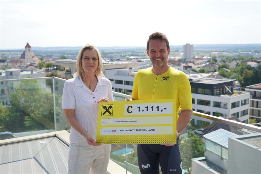 Raiffeisenlandesbank Burgenland Generaldirektor-Stellvertreterin Eva Fugger und Robert Grabner bei der <?ZE?>Scheckübergabe.
