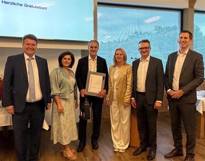 Rainer Penzinger wurde für 35 Jahre bei der Raiffeisenbezirksbank Oberwart mit der Goldenen Ehrennadel ausgezeichnet.