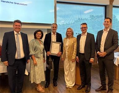 Rainer Penzinger wurde für 35 Jahre bei der Raiffeisenbezirksbank Oberwart mit der Goldenen Ehrennadel ausgezeichnet.