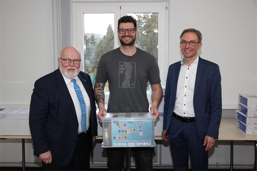 Ralf Becker vom Verband österreichischer Chemiker, Stefan Frank (Polytechnische Schule Oberpullendorf) und der Leiter des pädagogischen Dienstes in der Bildungsdirektion Jürgen Neuwirth bei der Übergabe von Materialien für das Projekt. 