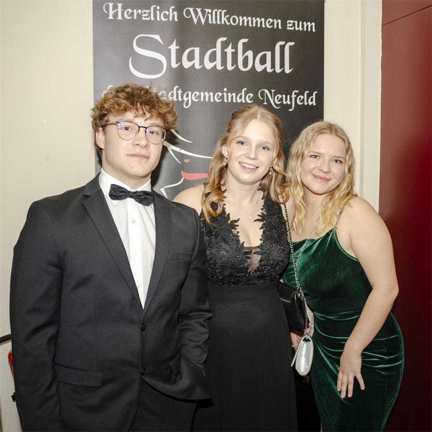 „Alles Walzer“ beim Neufelder Stadtball Raphael, Anna und Viktoria machten den Test, ob die seelenlose Fotobox oder der BVZ-Fotograf die besseren Bilder schießt.