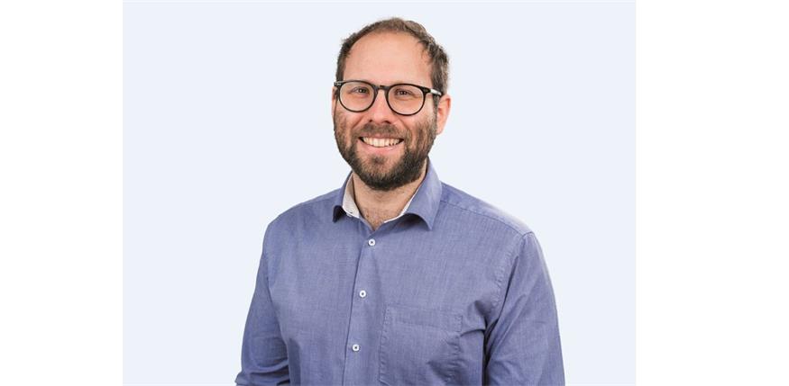 Raphael Fink: „Meine Ressourcen lassen es infolge von kürzlich neu übernommenen beruflichen Projekten und Funktionen sowie aufgrund meiner beiden kleinen Kinder derzeit nicht mehr zu, dass ich die Verantwortung als Bezirkssprecher und damit einhergehend auch als Vorstandsmitglied der Grünen Burgenland so wahrnehmen kann, wie ich das von mir erwarte. Mir fehlt dazu schlichtweg die Zeit.“