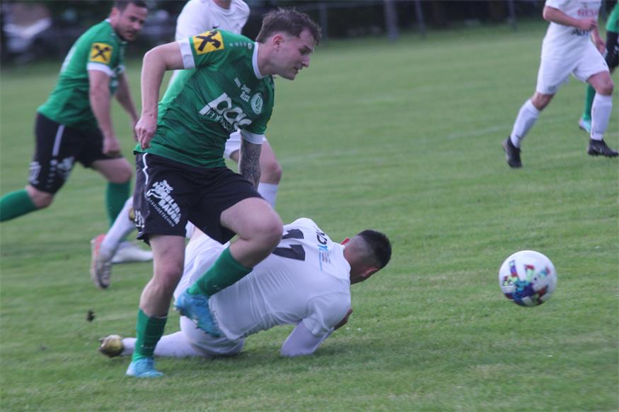 Raphael Zechmeister (l.) und seine Schützener kamen in Jois rund um Alexandar Panic (am Boden) über ein 0:0 nicht hinaus.