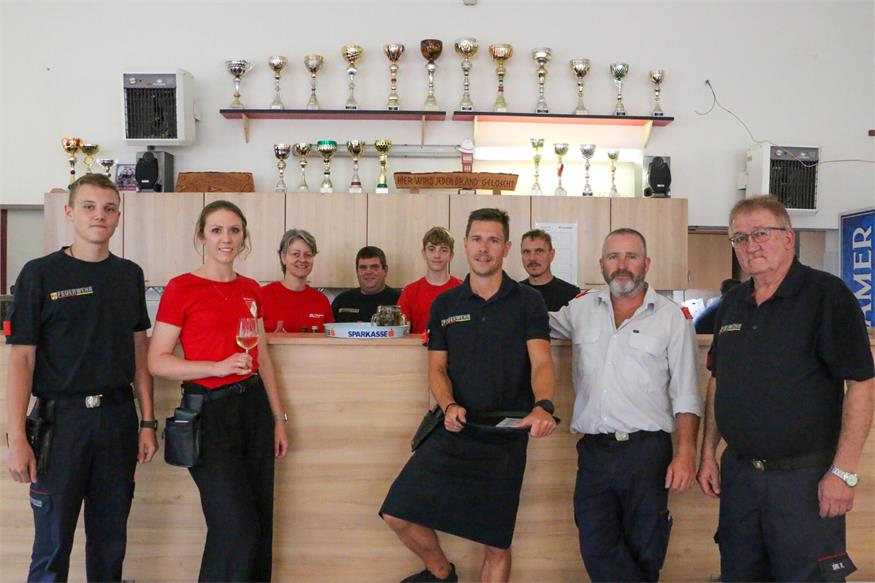 Raphael van Ederen, Flora Winkler, Heidi Schwarz, Ortsvorsteher Stefan Wilfinger, Kilian Schwarz, Feuerwehrkommandant-Stellvertreter Christoph Frühstück, Harald Heissenberger, Feuerwehrkommandant Jürgen Frühstück sowie Willi Türk beim Grillabend der Feuerwehr.