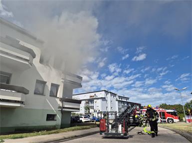 Rauchschwaden aus einer Wohnung im Obergeschoß empfingen die Freiwillige Feuerwehr Neufeld bei ihrer Ankunft am Einsatzort.