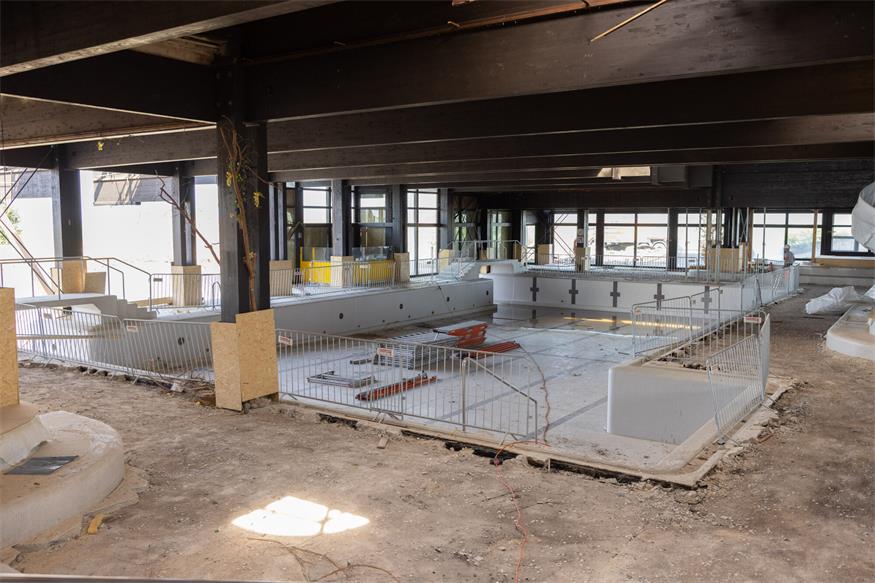 Rege Bautätigkeiten in der Schwimmhalle: Das Lehrbecken wird in das ursprüngliche Sportbecken integriert.