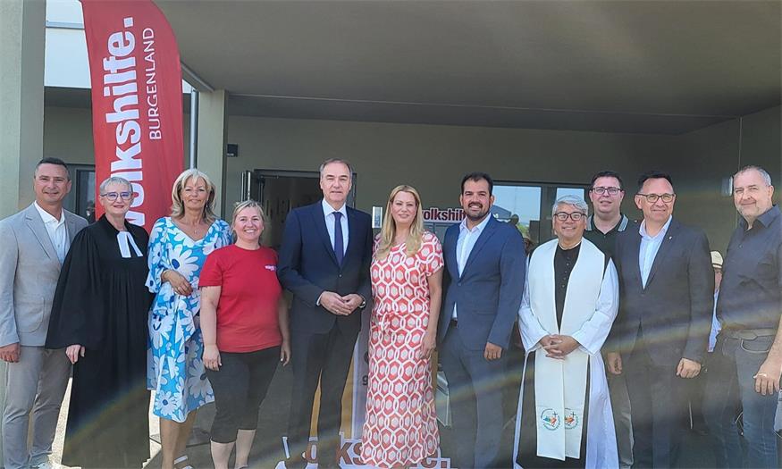 Regierungskoordinator Robert Hergovich, Pfarrerin Ingrid Tschank, Landtagsabgeordnete Elisabeth Böhm, Mitarbeiterin Volkshilfe, Landesrat Dr. Leonhard Schneemann,  Landesrätin Daniela Winkler, Bürgermeister Kilian Brandstätter, Volkshilfe-Burgenland-Präsident Thomas König, Vizebürgermeister Gerhard Playl und Landtagsabgeordneter Gerhard Bachmann  bei der Eröffnung des Pflegestützpunktes Gols.   Bildquelle: Büro LR Schneemann   