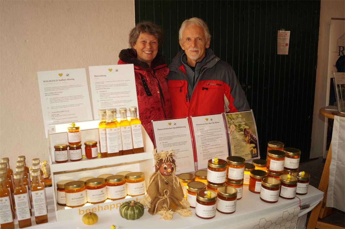 Regina Thurner und Wolfgang Mayer präsentieren ihren köstlichen Honig. 