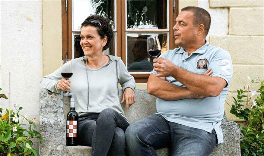 Regina und Günter Triebaumer übernahmen das Familienweingut im Jahr 2004. Seitdem vergrößerten sie es stetig. Experimentierfreude und Offenheit für Neues treiben die beiden voran und sorgen dafür, dass die Arbeit nie eintönig wird.