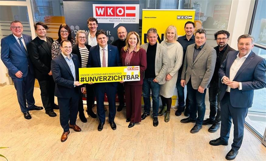 Regionalstellenleiter Harald Pokorny, Hans Heiling, Frau in der Wirtschaft-Bezirksvorsitzende Bianca Hartmann-Waba, Wirtschaftskammerpräsident Andreas Wirth, Sabrina Mikula, JW-Bezirksvorsitzender Franz-Peter Anna-Maria Bresich, Neo-Regionalstellenobmann Christoph Pöck, Christoph Leszkovich, Margit Bleich, Markus Bohrer, EPU-Bezirksvorsitzende Friederike Heinrich, Erich Ermler jun., KommR Andreas Leithner, Manfred Andert und Wirtschaftskammerdirektor Harald Schermann