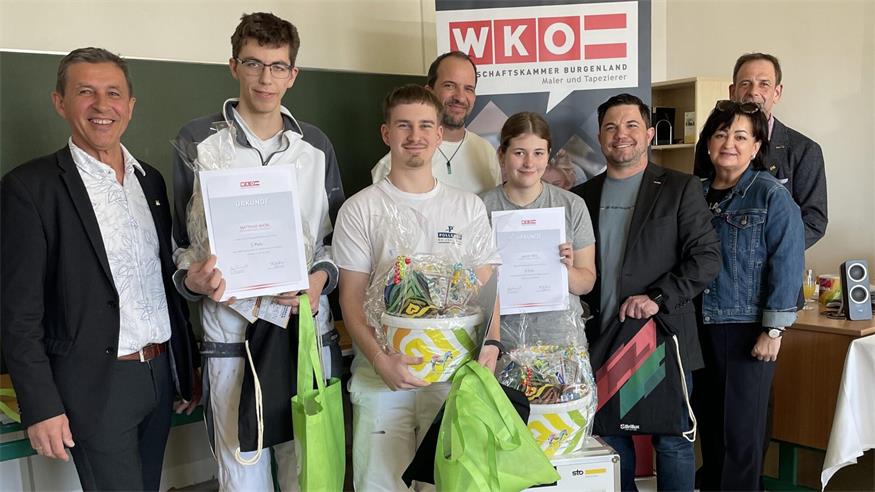 Reinhold Haspel (Berufsschule), Matthias Knöbl (Drittplatzierter), Leon Rupp (Zweitplatzierter), Markus Szerencsits (Lehrlingswart), Janine Weis (Siegerin), Stefan Waller (Lehrlingswart-Stv.), Sylvia Waba (Berufsschuldirektorin) und Michael Lehrner (Berufsschullehrer) (v. l.).