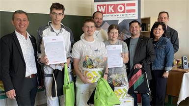 Reinhold Haspel (Berufsschule), Matthias Knöbl (Drittplatzierter), Leon Rupp (Zweitplatzierter), Markus Szerencsits (Lehrlingswart), Janine Weis (Siegerin), Stefan Waller (Lehrlingswart-Stv.), Sylvia Waba (Berufsschuldirektorin) und Michael Lehrner (Berufsschullehrer) (v. l.).