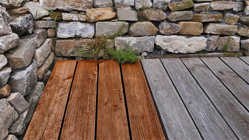 Holzmöbel im Garten richtig pflegen Reinigen und Ölen heißt die Formel, um aufwendiges Abschleifen zu vermeiden.