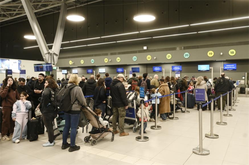 Reisende warten am Flughafen von Thessaloniki