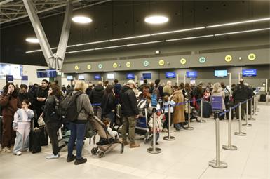 Reisende warten am Flughafen von Thessaloniki
