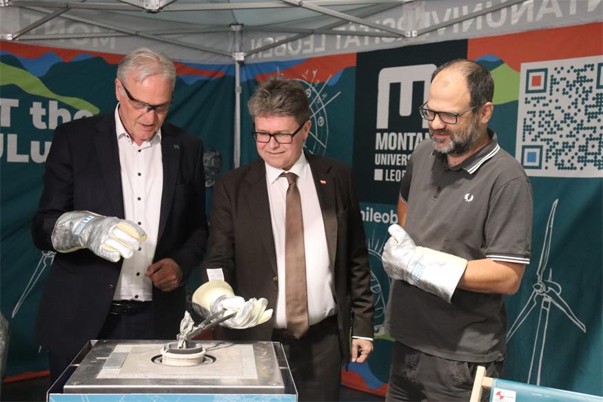 Rektor der Montanuniversität Peter Moser, Bundesminister für Bildung, Wissenschaft und Forschung und Frequency-Geschäftsführer Harry Jenner durften gleich probieren eine Dose einzuschmelzen.
