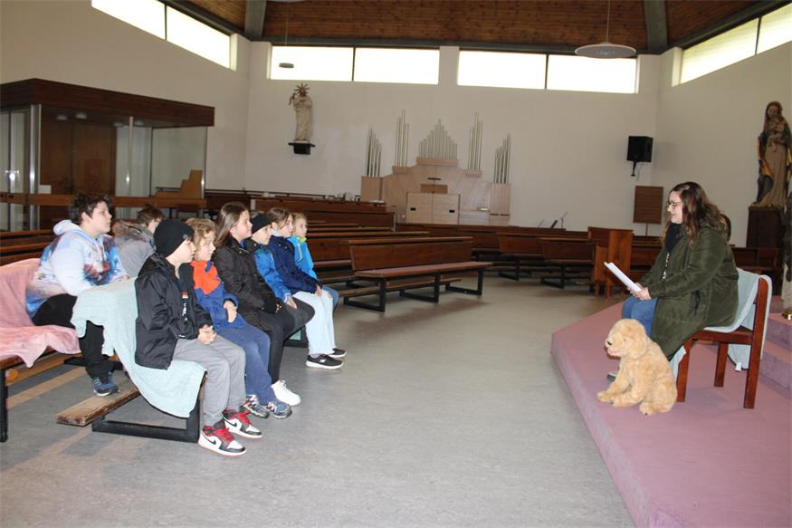 Religionslehrerin und Autorin Anja Schreiner las in der Pfarrkirche Pilgersdorf aus dem Manuskript ihres neuen Buchs "Hermann Hund".