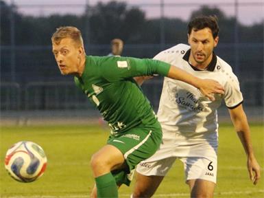Remis im Derby! Patrik Lörincz (l.) und seine Pamaner mussten sich gegen Halbturn (r. Martin Leiner) mit einem 1:1 begnügen.