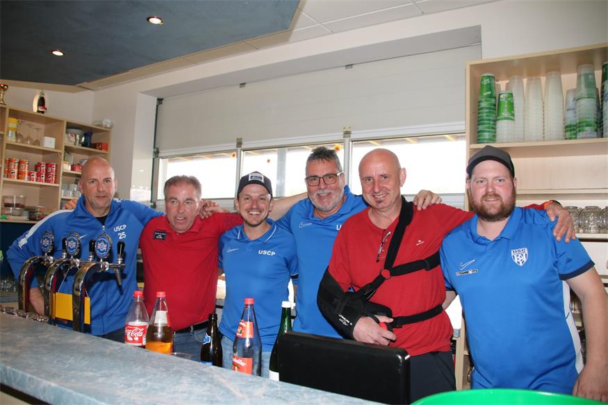 Rene "Scheppo"Heiling, Christoph "Didi" Flamm, Christoph Koller, Christoph Gugola, Thomas Renner und Martin Kallinger halfen mit, die vielen durstigen und hungrigen Wanderer zu verpflegen. 