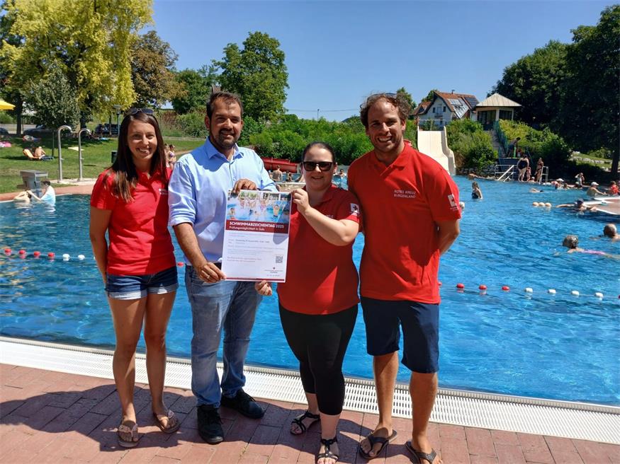 Rettungsschwimmlehrerin Lena Sebauer, Golser Bürgermeister Kilian Brandstätter, Jacqueline Pum, Rettungsschwimmlehrer Patrick Oberroither