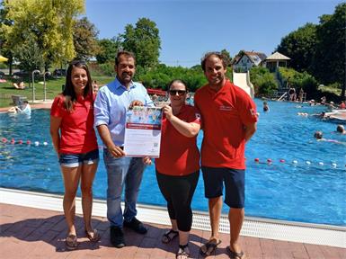 Rettungsschwimmlehrerin Lena Sebauer, Golser Bürgermeister Kilian Brandstätter, Jacqueline Pum, Rettungsschwimmlehrer Patrick Oberroither