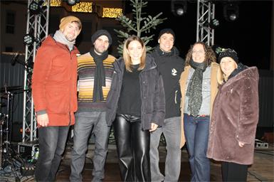 Richard Messner, Raphael Bader, Julia Wohlfahrt, Max Leitgeb und Julia Wikström alias Voice of Christmas mit Stadtmarketing-Obfrau Mary Bauer.