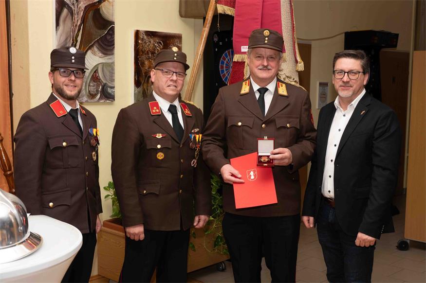 Richard Prunner erhielt das Verdienstkreuz des Landesfeuerwehrverbandes. Christoph Dorner, Dietmar Schindler und Jürgen Karall gratulierten. 
