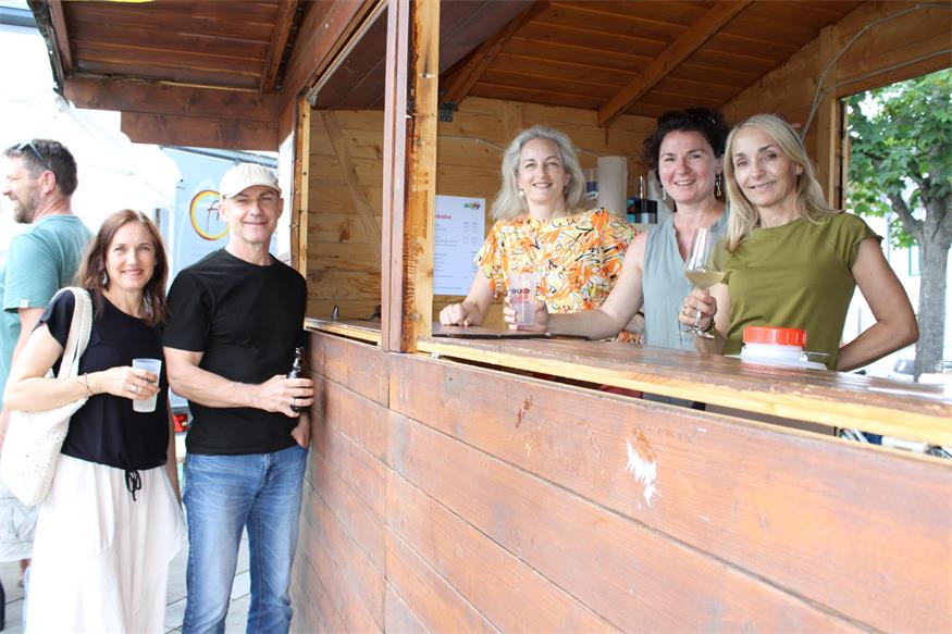 Rita und Igor Keserovic holten sich ein Getränk aus der BLOP!-Vereinshütte von Marion Fasching, Sonja Csitkovics und Sigrid Pfnier.