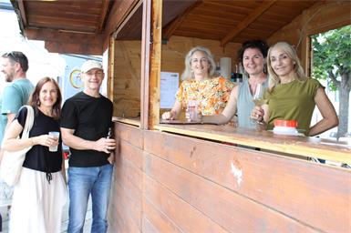 Rita und Igor Keserovic holten sich ein Getränk aus der BLOP!-Vereinshütte von Marion Fasching, Sonja Csitkovics und Sigrid Pfnier.