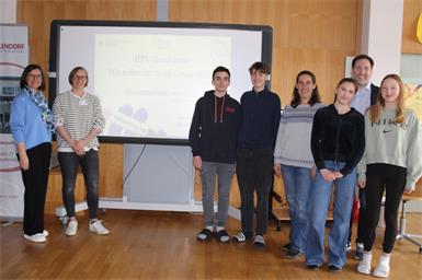 Roadshow-Stopp am Gymnasium Oberpullendorf. Primaria Eva Pavelka (2.v.l.) informierte die Schüler und Schülerinnen wie Noah, Jan, Sophie und Hanna. Mit am Bild Biologielehrerin Eva Zvonarits, Direktor Markus Neuhold und Maria Zachs (l.) von der Krebshilfe Burgenland.