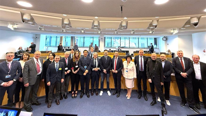 Robert Hergovich (Mitte) und Andreas Liegenfeld (rechts) setzten sich beim Ausschuss der Regionen in Brüssel auch für den burgenländischen Wein ein.