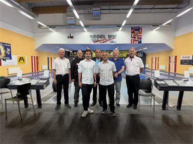 Robert Leser (Vorstandsmitglied beim BSKV), Andreas Lepsi (ÖSKB-Vizepräsident), Ludwig Kocsis (ehemaliger ÖSKB-Präsident), Harald Reiszner (Initiator und Inhaber des BLZ), Oskar Schmidt (ÖSKB-Sportdirektor und Obmann des SKC Sonnensee Ritzing), Alexander Knöttner (ÖSKB-Vizepräsident) und Horst Wiedemann (Obmann-Stellvertreter des SKC Sonnensee Ritzing) sind stolz, Teil der 20-jährigen Geschichte des Bundesleistungszentrums (BLZ) zu sein.