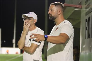 Robert Strobl und Cheftrainer Mike Hartl sind derzeit am Grübeln, wie es mit dem ersten Heimsieg klappen soll.