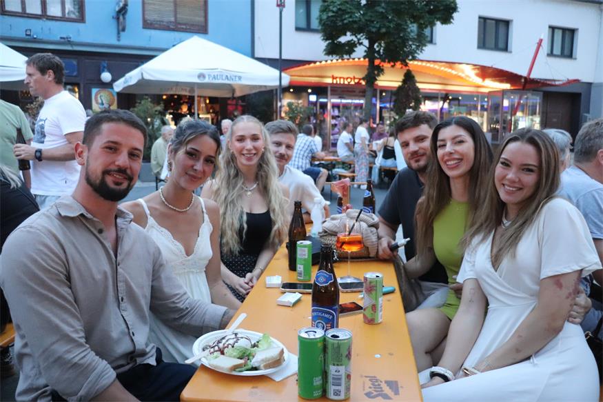 Robin, Leah, Malena, Markus, Felix, Sophia und Johanna genossen die italienischen Spezialitäten und die Stimmung beim Bella Ciao im Mattersburg.