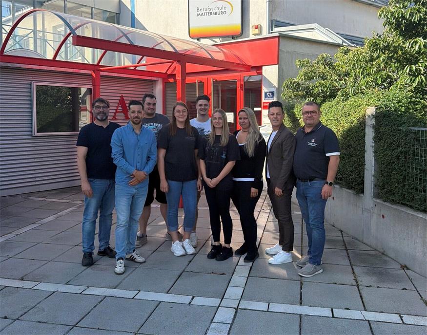 Roland Oswald (Vortragender), Anton Zolles (Innungsmeister), Thomas Plank (Direktor), Roland Grieer (WTG Obmann und Innungsmeister Stv.) mit Teilnehmer/innen am Meistervorbereitungskurs.